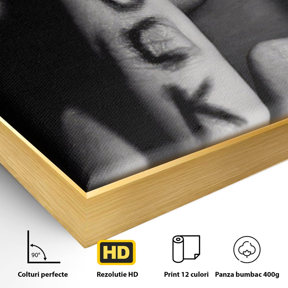 Detaliu al suprafetei: tablou canvas cu buze si deget, in rama de aluminiu auriu